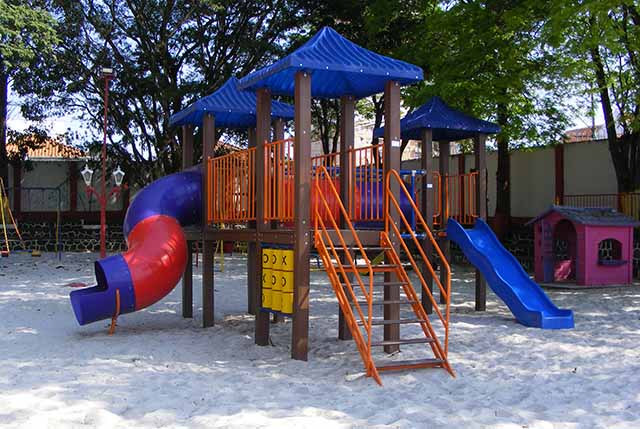 Playground Madeira Pl�stica com 03 Torres 80.30